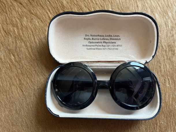 Black round sunglasses 