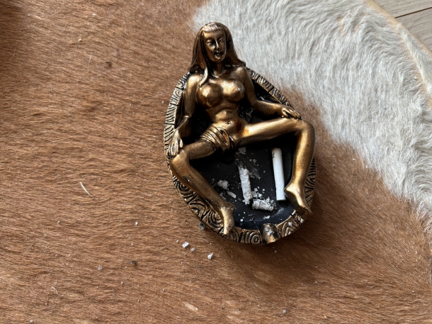 Retro woman in bath tub ashtray 