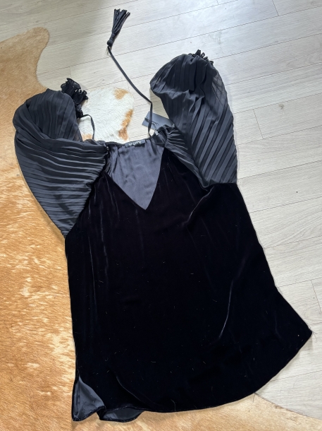 ‘ UNGARO ‘ black v neck pleated sleeve blouse 