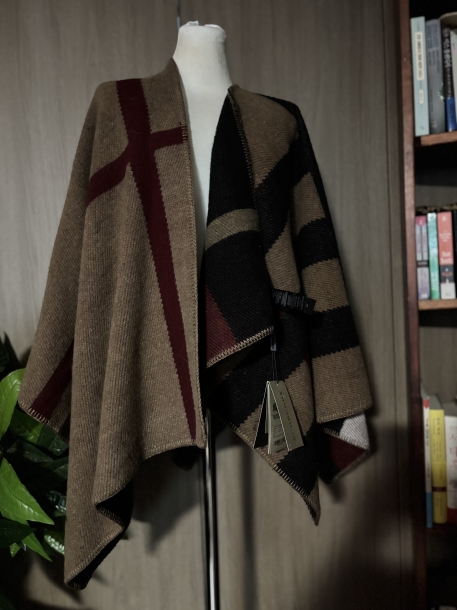 Burberry poncho 